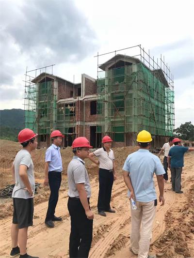 2.胡鏡清董事長現(xiàn)場調度和君小鎮(zhèn)安置區(qū)項目建設 .jpg